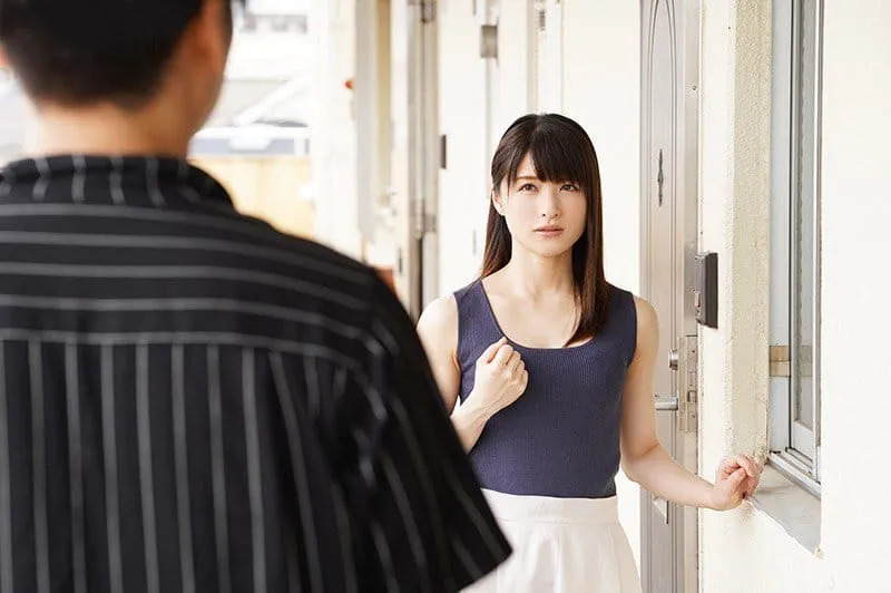 Cãi nhau với chồng, vợ yêu ăn nằm với cậu thanh niên cò xóm