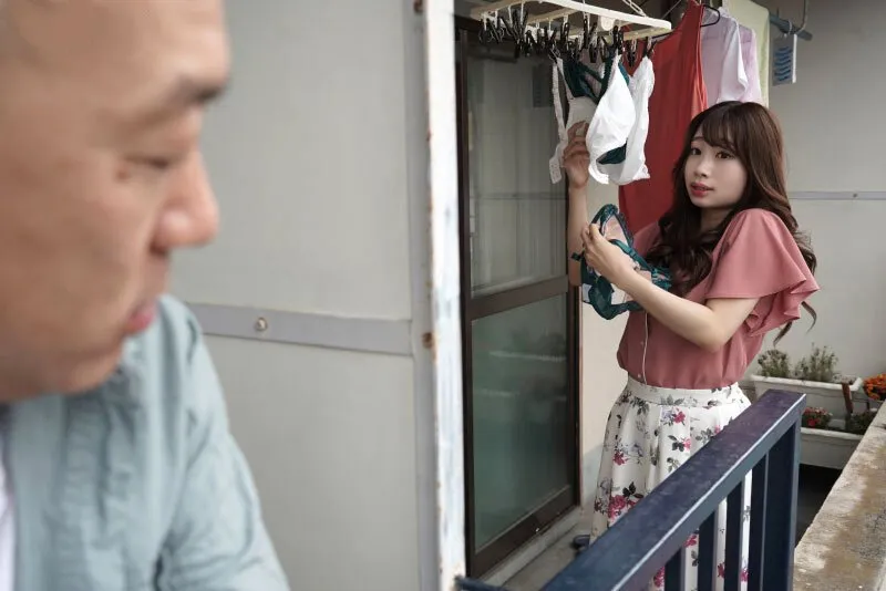 Gã gần nhà chuyên soi mói và cặp bà xã anh xã thường xuyên rên la quá to