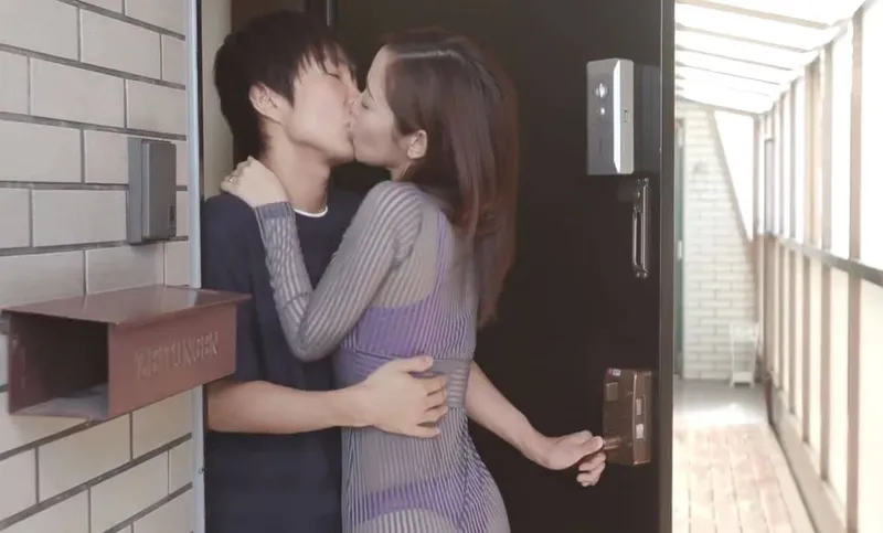 Người phụ nữ hàng xóm với chiếc quần lót lọt khe và cậu nhóc cạnh nhà may mắn