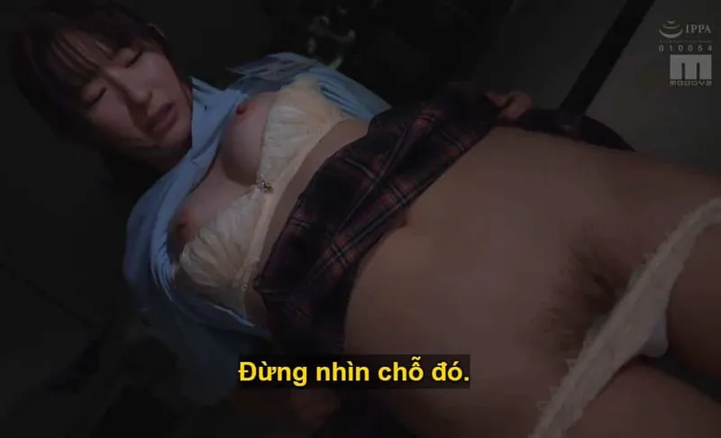 Ông sếp lập mưu xxx cô nhân viên dưới quyền kiêu kỳ lười nhác, suốt ngày chỉ chăm chăm chat chit cùng người yêu.